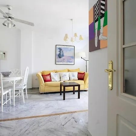 Piso En Urbanizacion Privada Con Piscina. Pet2a * Marbella