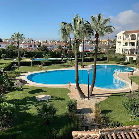 Piso En Urbanizacion Privada Con Piscina. Pet2a * Marbella